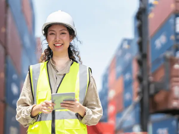 Sección cuarta Ingreso y salida de mercancías, medios de transporte y personas