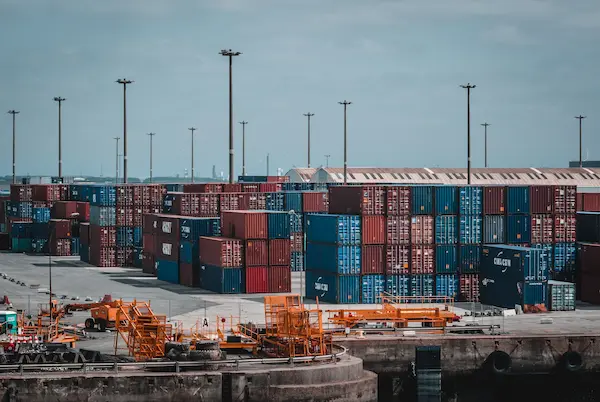¿Cómo afecta el reshoring a la cadena logística?